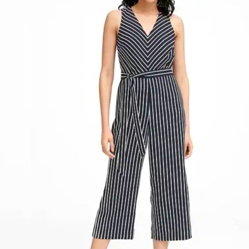 Banana Republic Wide Legged Cropped Jumpsuit I’m Navy and White - Size 10